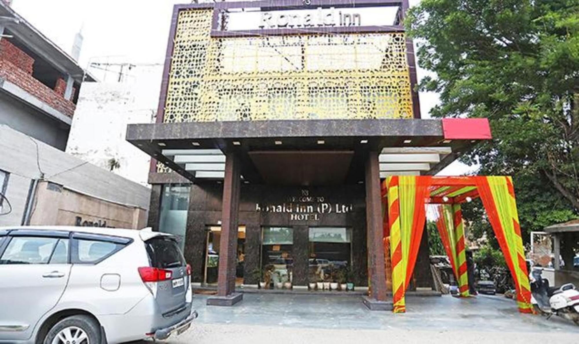 Fabhotel Ronald Inn Faridabad Bagian luar foto