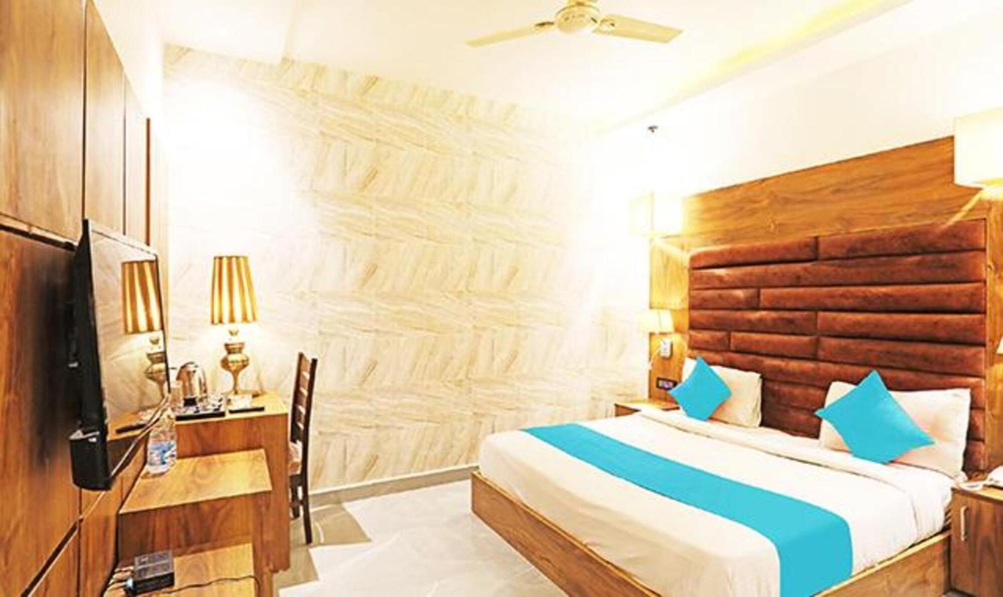 Fabhotel Ronald Inn Faridabad Bagian luar foto